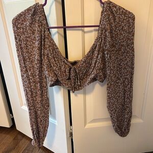 Cropped long sleeve shirt with keyhole in the middle from garage